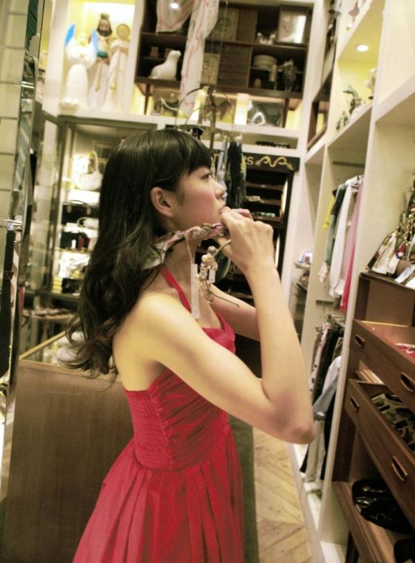    渡辺美优纪《みる神》写真集：清纯少女夏日泳池湿身、街头骑行与海边漫步，尽显元气治愈魅力，极具视觉美感的日系珍藏写真第15张图片