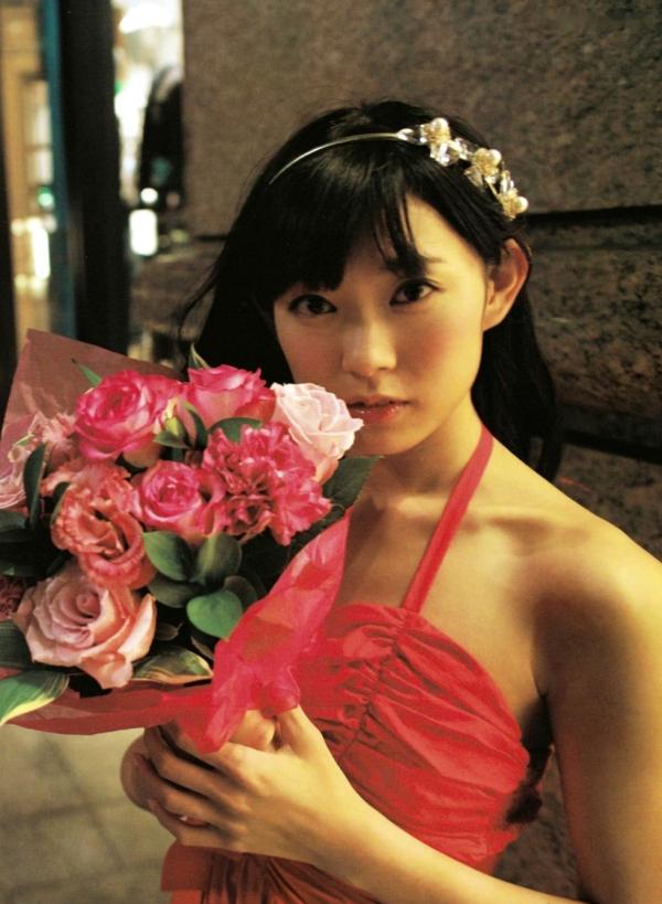    渡辺美优纪《みる神》写真集：清纯少女夏日泳池湿身、街头骑行与海边漫步，尽显元气治愈魅力，极具视觉美感的日系珍藏写真第16张图片
