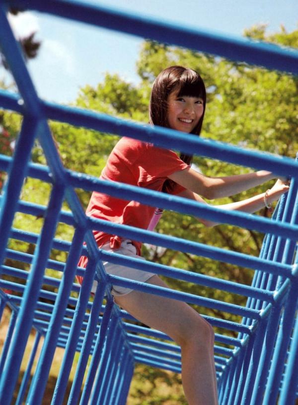    渡辺美优纪《みる神》写真集：清纯少女夏日泳池湿身、街头骑行与海边漫步，尽显元气治愈魅力，极具视觉美感的日系珍藏写真第17张图片