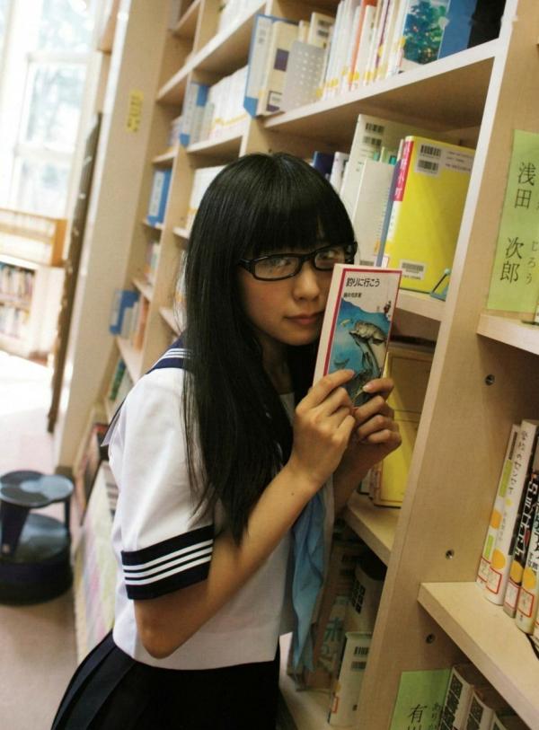    渡辺美优纪《みる神》写真集：清纯少女夏日泳池湿身、街头骑行与海边漫步，尽显元气治愈魅力，极具视觉美感的日系珍藏写真第23张图片