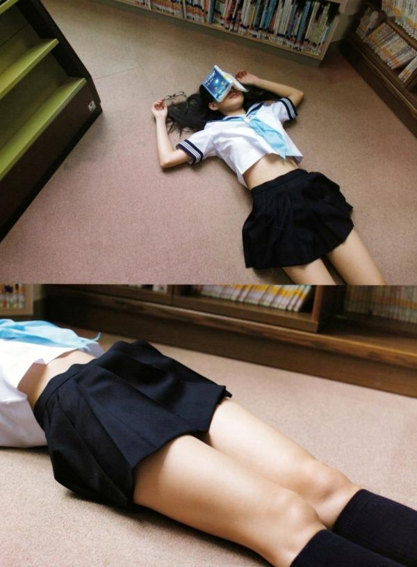    渡辺美优纪《みる神》写真集：清纯少女夏日泳池湿身、街头骑行与海边漫步，尽显元气治愈魅力，极具视觉美感的日系珍藏写真第25张图片