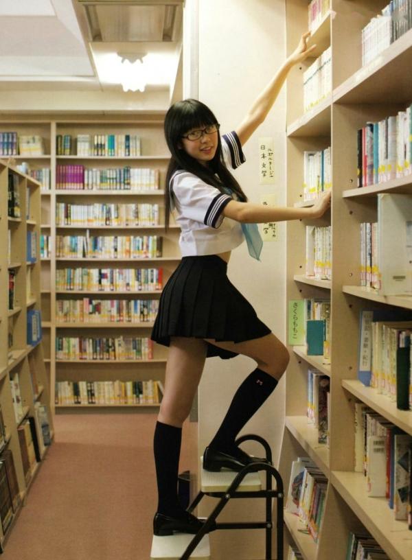    渡辺美优纪《みる神》写真集：清纯少女夏日泳池湿身、街头骑行与海边漫步，尽显元气治愈魅力，极具视觉美感的日系珍藏写真第26张图片