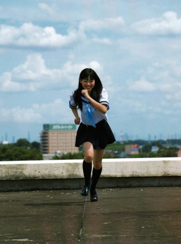    渡辺美优纪《みる神》写真集：清纯少女夏日泳池湿身、街头骑行与海边漫步，尽显元气治愈魅力，极具视觉美感的日系珍藏写真第29张图片