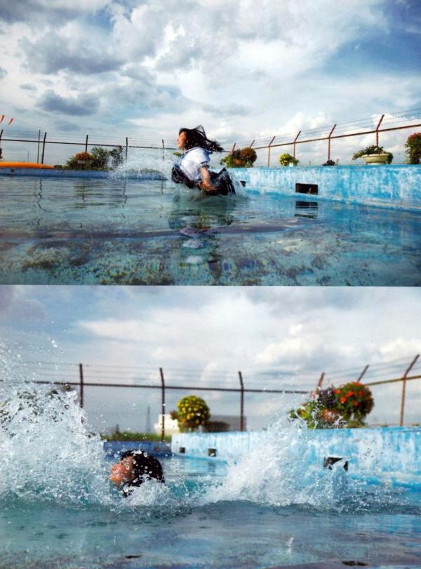    渡辺美优纪《みる神》写真集：清纯少女夏日泳池湿身、街头骑行与海边漫步，尽显元气治愈魅力，极具视觉美感的日系珍藏写真第31张图片