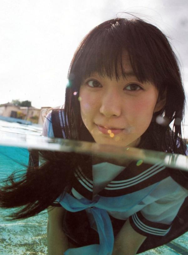    渡辺美优纪《みる神》写真集：清纯少女夏日泳池湿身、街头骑行与海边漫步，尽显元气治愈魅力，极具视觉美感的日系珍藏写真第34张图片