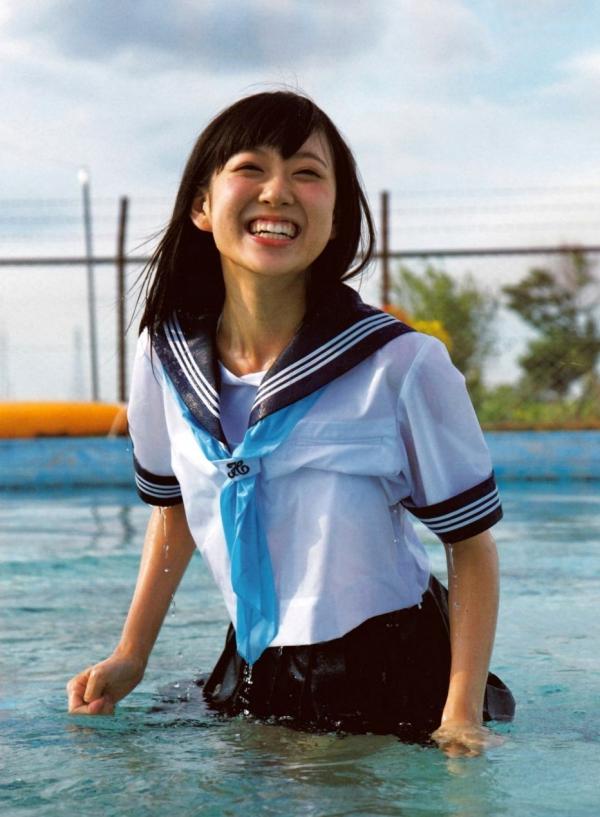    渡辺美优纪《みる神》写真集：清纯少女夏日泳池湿身、街头骑行与海边漫步，尽显元气治愈魅力，极具视觉美感的日系珍藏写真第36张图片