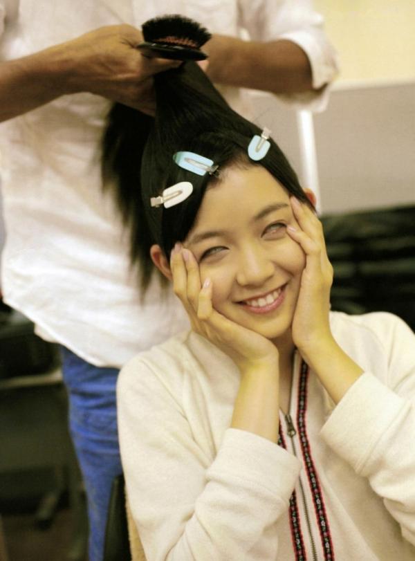    渡辺美优纪《みる神》写真集：清纯少女夏日泳池湿身、街头骑行与海边漫步，尽显元气治愈魅力，极具视觉美感的日系珍藏写真第37张图片
