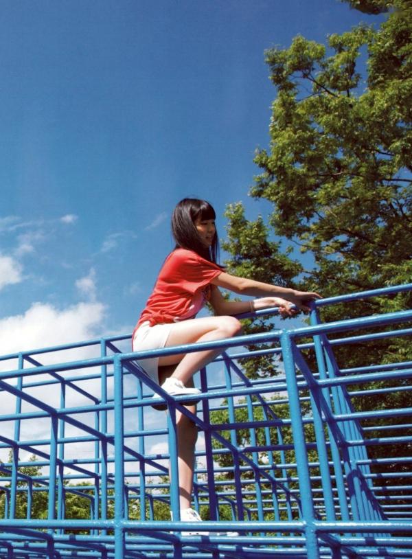    渡辺美优纪《みる神》写真集：清纯少女夏日泳池湿身、街头骑行与海边漫步，尽显元气治愈魅力，极具视觉美感的日系珍藏写真第40张图片