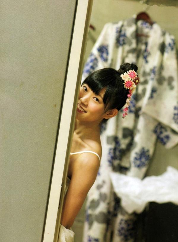    渡辺美优纪《みる神》写真集：清纯少女夏日泳池湿身、街头骑行与海边漫步，尽显元气治愈魅力，极具视觉美感的日系珍藏写真第41张图片