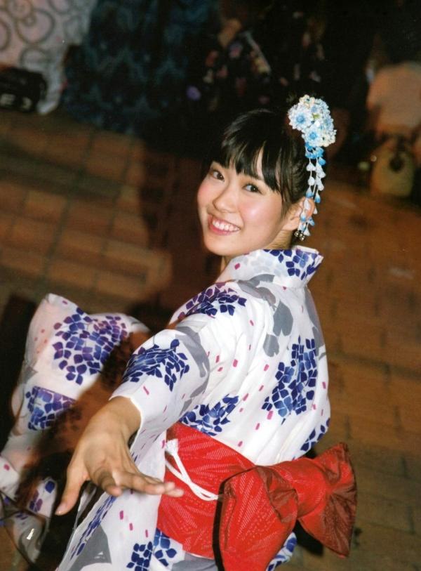    渡辺美优纪《みる神》写真集：清纯少女夏日泳池湿身、街头骑行与海边漫步，尽显元气治愈魅力，极具视觉美感的日系珍藏写真第43张图片