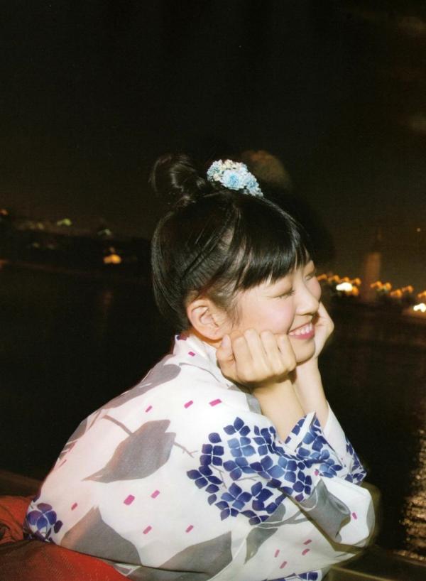    渡辺美优纪《みる神》写真集：清纯少女夏日泳池湿身、街头骑行与海边漫步，尽显元气治愈魅力，极具视觉美感的日系珍藏写真第44张图片