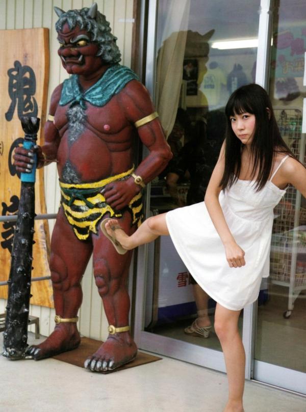    渡辺美优纪《みる神》写真集：清纯少女夏日泳池湿身、街头骑行与海边漫步，尽显元气治愈魅力，极具视觉美感的日系珍藏写真第46张图片