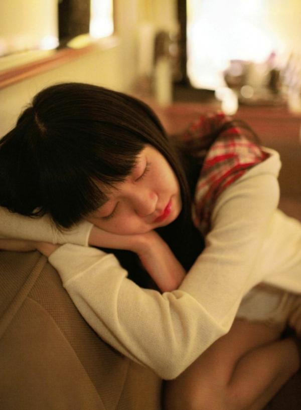    渡辺美优纪《みる神》写真集：清纯少女夏日泳池湿身、街头骑行与海边漫步，尽显元气治愈魅力，极具视觉美感的日系珍藏写真第49张图片