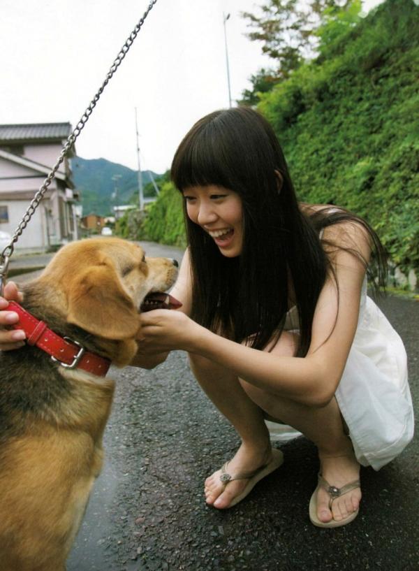    渡辺美优纪《みる神》写真集：清纯少女夏日泳池湿身、街头骑行与海边漫步，尽显元气治愈魅力，极具视觉美感的日系珍藏写真第54张图片