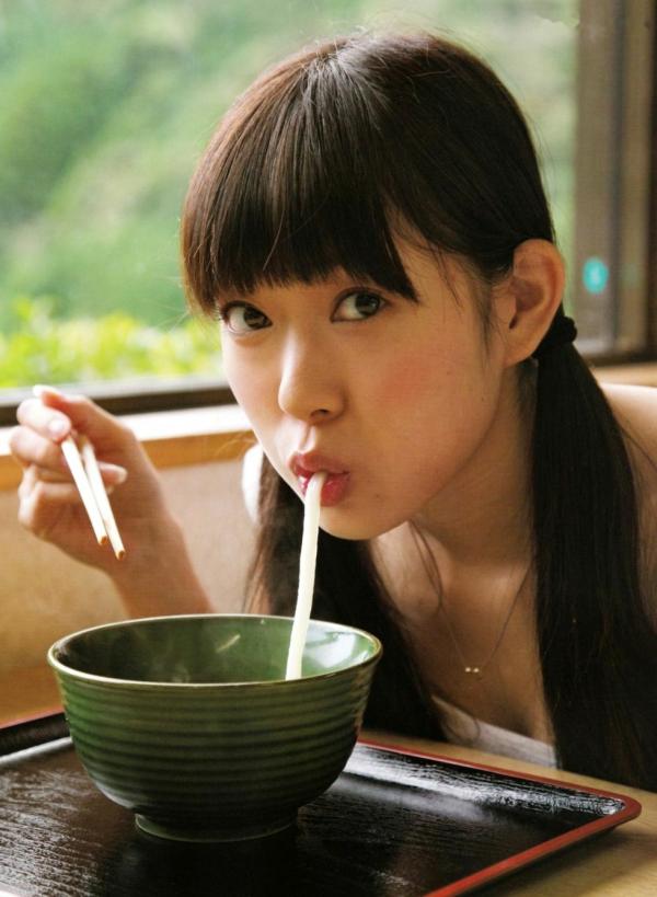   渡辺美优纪《みる神》写真集：清纯少女夏日泳池湿身、街头骑行与海边漫步，尽显元气治愈魅力，极具视觉美感的日系珍藏写真第56张图片