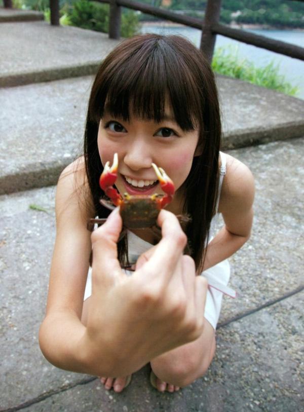    渡辺美优纪《みる神》写真集：清纯少女夏日泳池湿身、街头骑行与海边漫步，尽显元气治愈魅力，极具视觉美感的日系珍藏写真第57张图片