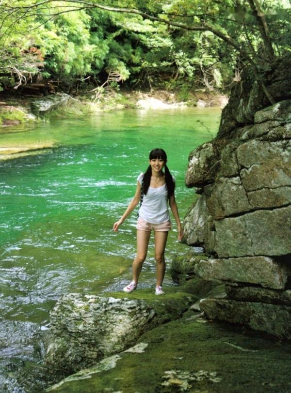    渡辺美优纪《みる神》写真集：清纯少女夏日泳池湿身、街头骑行与海边漫步，尽显元气治愈魅力，极具视觉美感的日系珍藏写真第59张图片