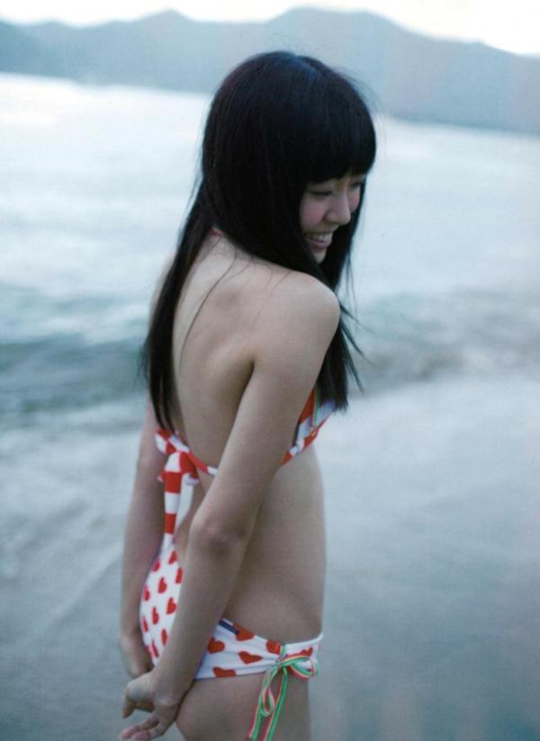    渡辺美优纪《みる神》写真集：清纯少女夏日泳池湿身、街头骑行与海边漫步，尽显元气治愈魅力，极具视觉美感的日系珍藏写真第64张图片