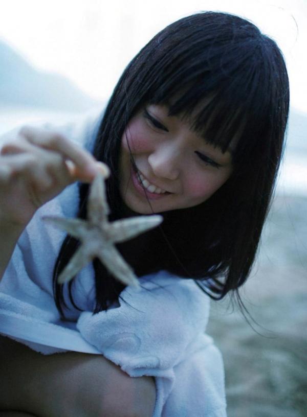    渡辺美优纪《みる神》写真集：清纯少女夏日泳池湿身、街头骑行与海边漫步，尽显元气治愈魅力，极具视觉美感的日系珍藏写真第68张图片
