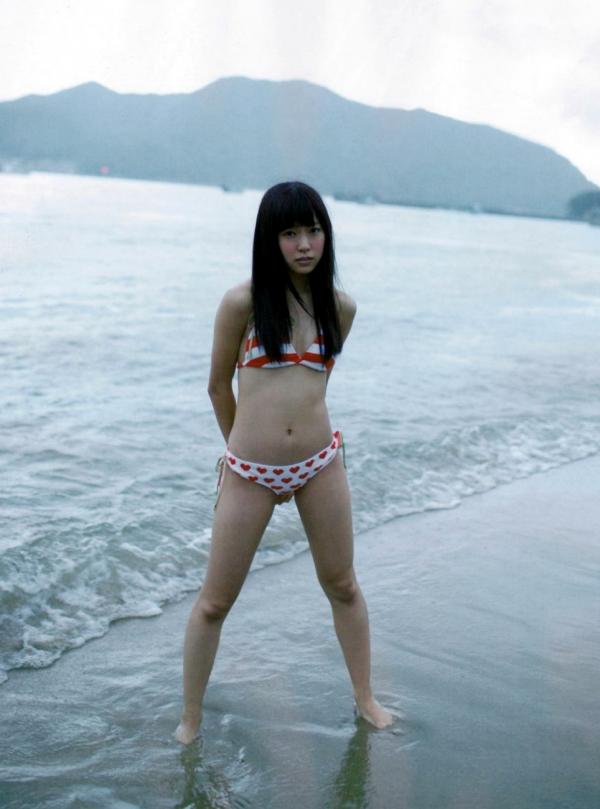    渡辺美优纪《みる神》写真集：清纯少女夏日泳池湿身、街头骑行与海边漫步，尽显元气治愈魅力，极具视觉美感的日系珍藏写真第69张图片