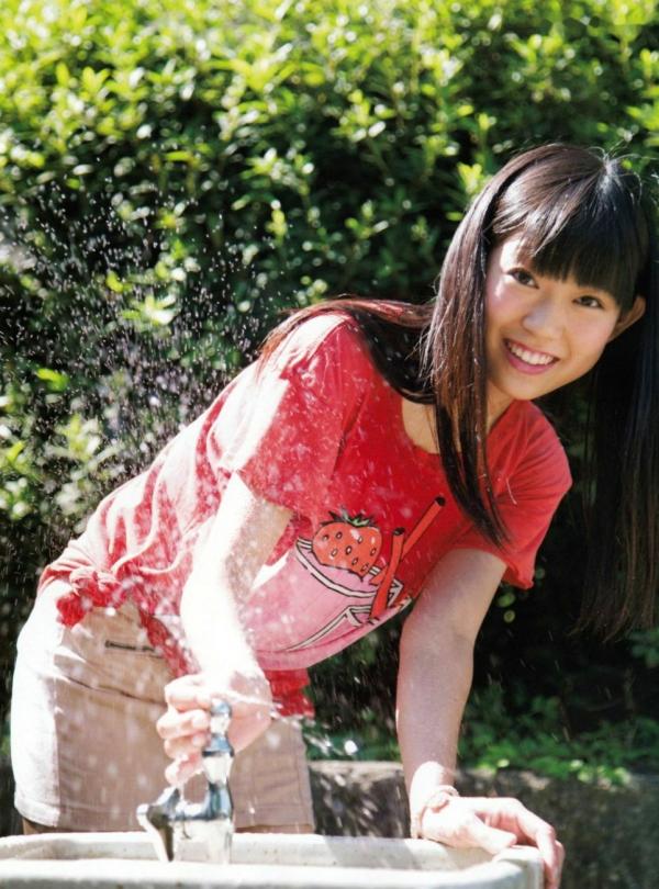    渡辺美优纪《みる神》写真集：清纯少女夏日泳池湿身、街头骑行与海边漫步，尽显元气治愈魅力，极具视觉美感的日系珍藏写真第70张图片