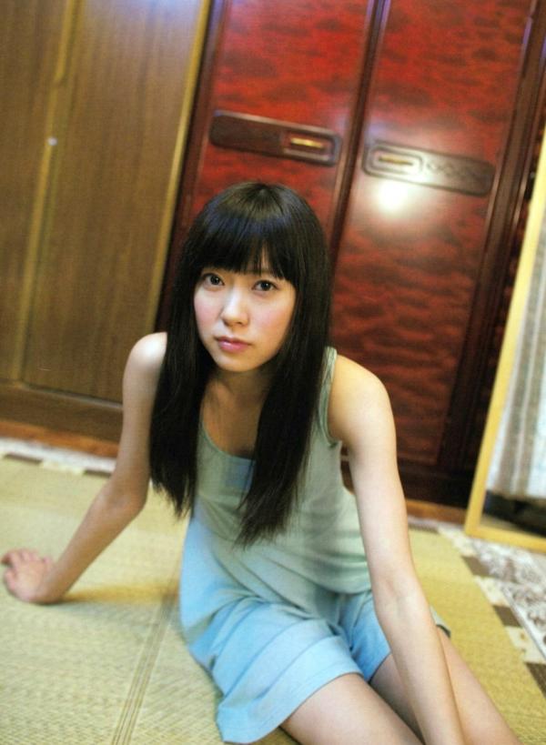    渡辺美优纪《みる神》写真集：清纯少女夏日泳池湿身、街头骑行与海边漫步，尽显元气治愈魅力，极具视觉美感的日系珍藏写真第72张图片