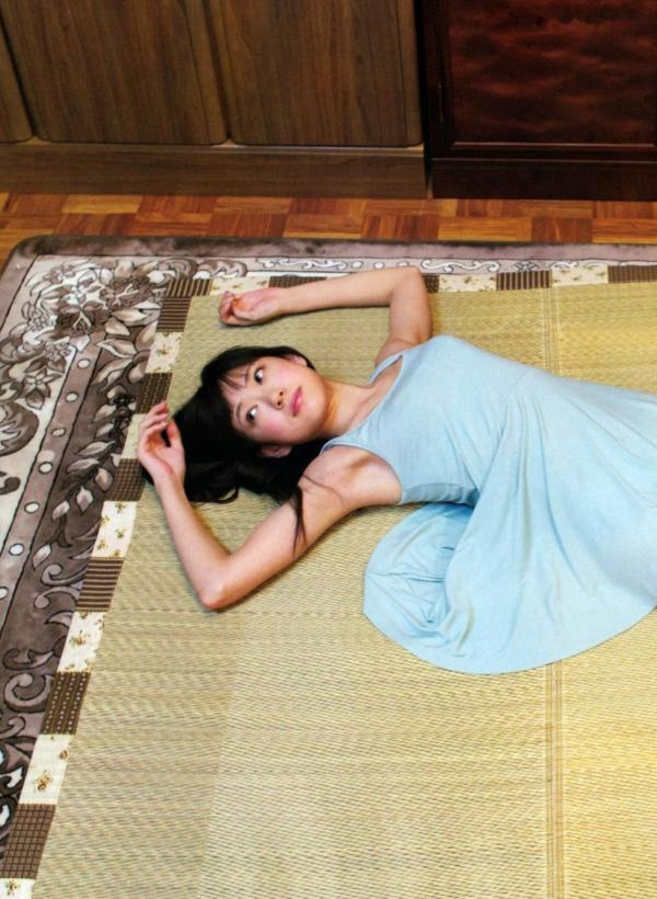    渡辺美优纪《みる神》写真集：清纯少女夏日泳池湿身、街头骑行与海边漫步，尽显元气治愈魅力，极具视觉美感的日系珍藏写真第75张图片
