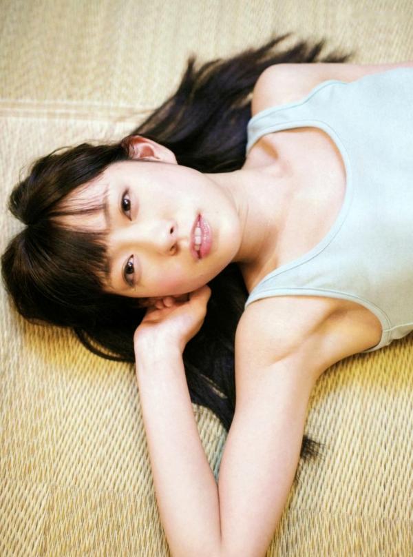    渡辺美优纪《みる神》写真集：清纯少女夏日泳池湿身、街头骑行与海边漫步，尽显元气治愈魅力，极具视觉美感的日系珍藏写真第76张图片
