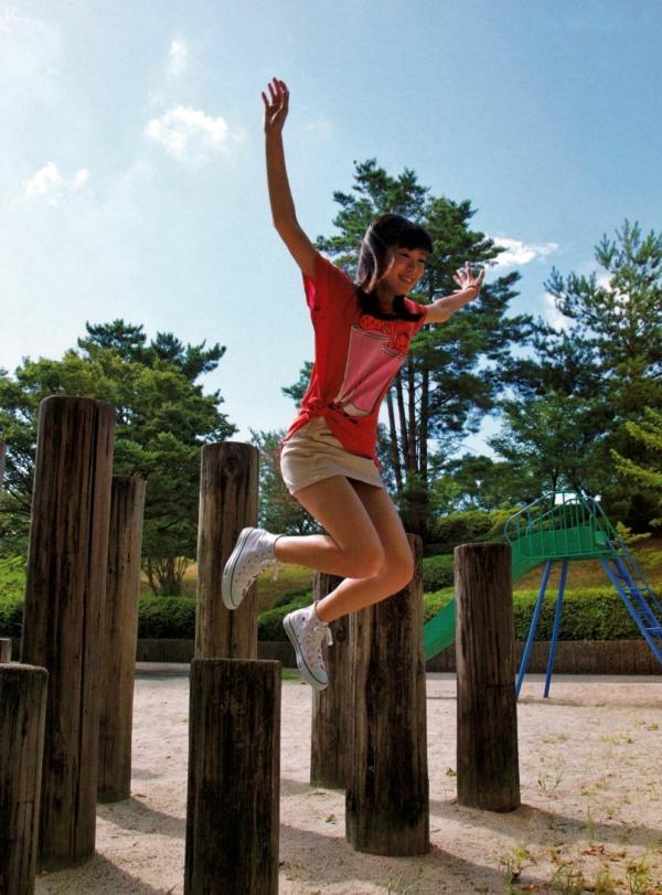    渡辺美优纪《みる神》写真集：清纯少女夏日泳池湿身、街头骑行与海边漫步，尽显元气治愈魅力，极具视觉美感的日系珍藏写真第77张图片