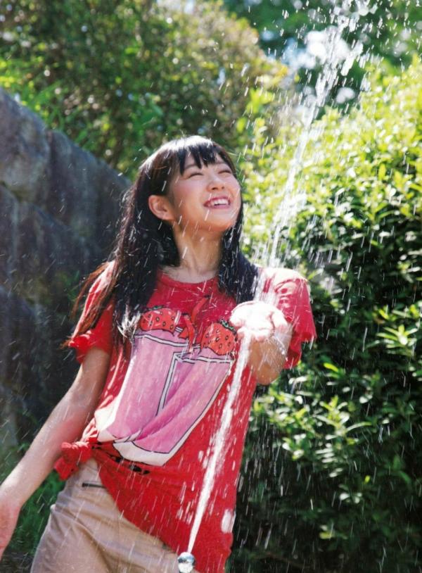    渡辺美优纪《みる神》写真集：清纯少女夏日泳池湿身、街头骑行与海边漫步，尽显元气治愈魅力，极具视觉美感的日系珍藏写真第82张图片