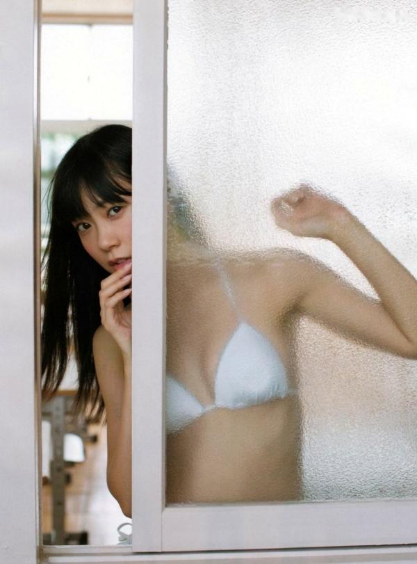    渡辺美优纪《みる神》写真集：清纯少女夏日泳池湿身、街头骑行与海边漫步，尽显元气治愈魅力，极具视觉美感的日系珍藏写真第86张图片