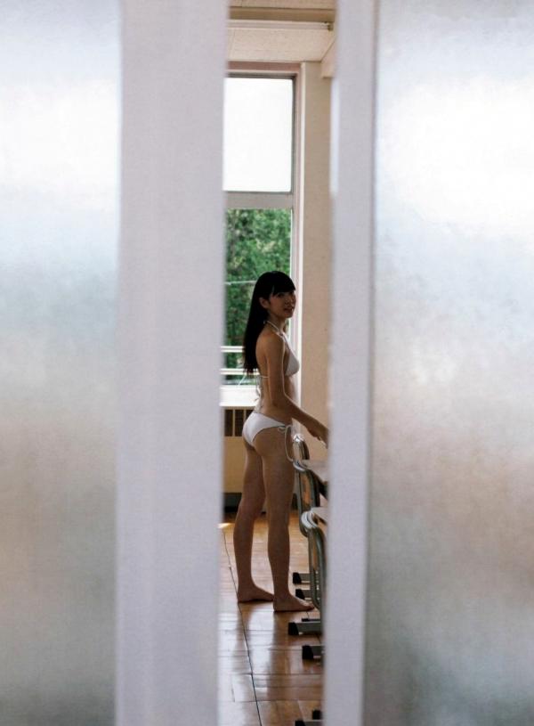    渡辺美优纪《みる神》写真集：清纯少女夏日泳池湿身、街头骑行与海边漫步，尽显元气治愈魅力，极具视觉美感的日系珍藏写真第87张图片