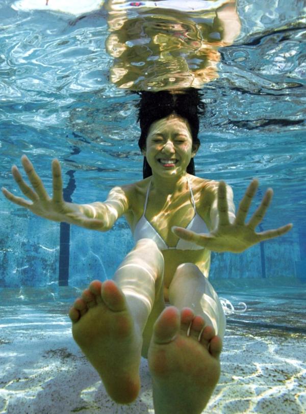    渡辺美优纪《みる神》写真集：清纯少女夏日泳池湿身、街头骑行与海边漫步，尽显元气治愈魅力，极具视觉美感的日系珍藏写真第90张图片