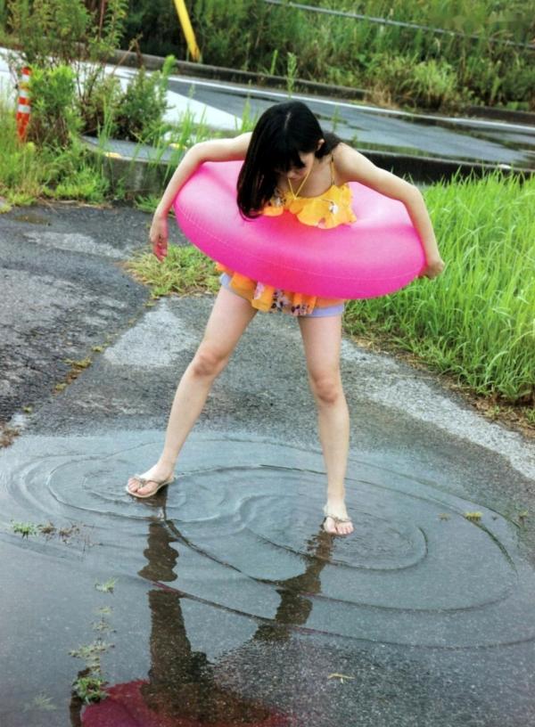    渡辺美优纪《みる神》写真集：清纯少女夏日泳池湿身、街头骑行与海边漫步，尽显元气治愈魅力，极具视觉美感的日系珍藏写真第93张图片
