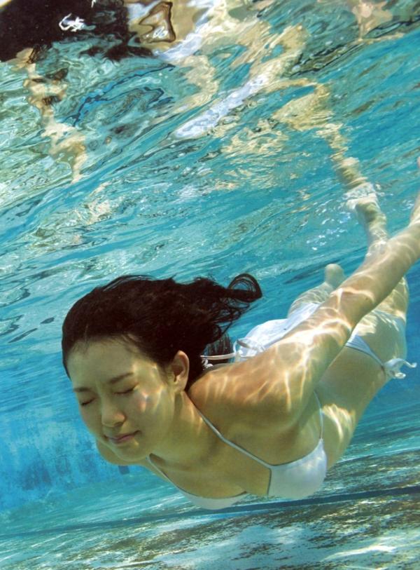    渡辺美优纪《みる神》写真集：清纯少女夏日泳池湿身、街头骑行与海边漫步，尽显元气治愈魅力，极具视觉美感的日系珍藏写真第95张图片