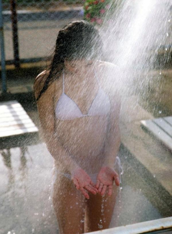    渡辺美优纪《みる神》写真集：清纯少女夏日泳池湿身、街头骑行与海边漫步，尽显元气治愈魅力，极具视觉美感的日系珍藏写真第96张图片