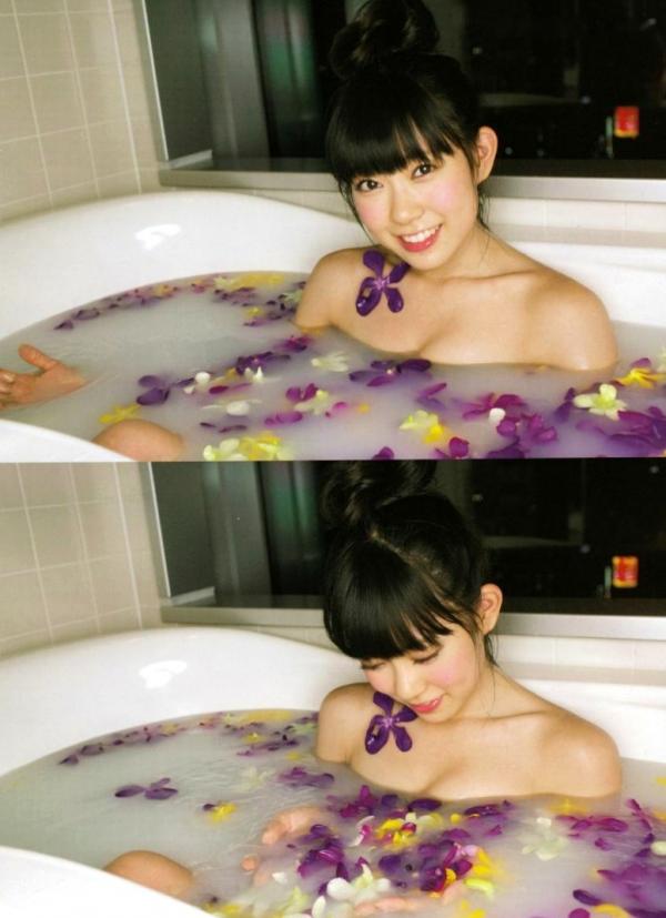    渡辺美优纪《みる神》写真集：清纯少女夏日泳池湿身、街头骑行与海边漫步，尽显元气治愈魅力，极具视觉美感的日系珍藏写真第101张图片