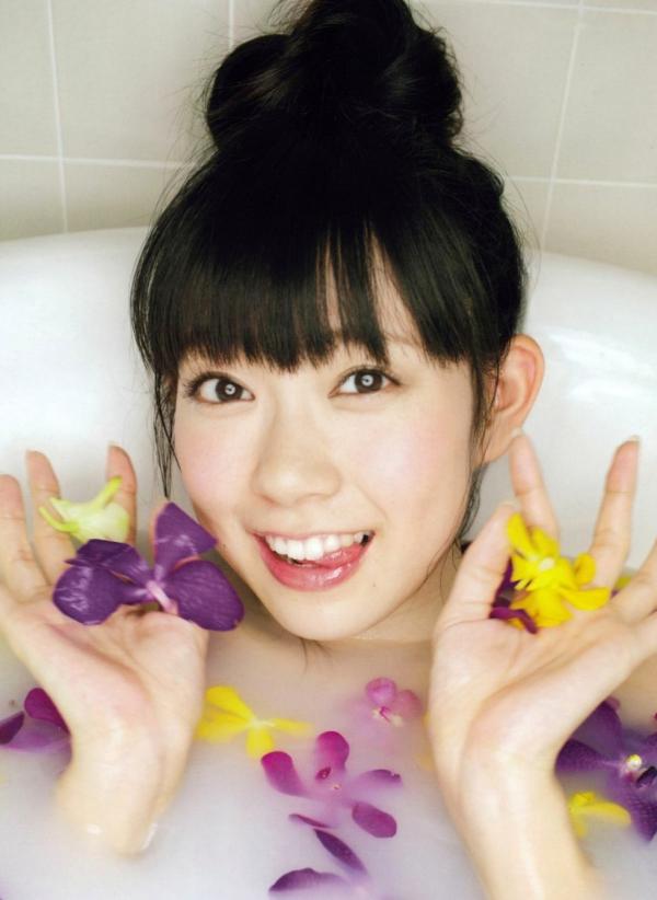    渡辺美优纪《みる神》写真集：清纯少女夏日泳池湿身、街头骑行与海边漫步，尽显元气治愈魅力，极具视觉美感的日系珍藏写真第102张图片