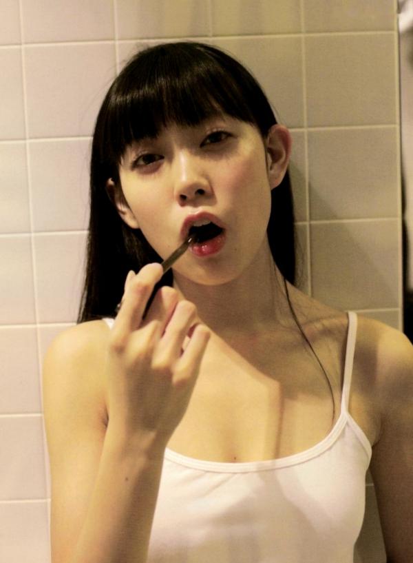    渡辺美优纪《みる神》写真集：清纯少女夏日泳池湿身、街头骑行与海边漫步，尽显元气治愈魅力，极具视觉美感的日系珍藏写真第109张图片