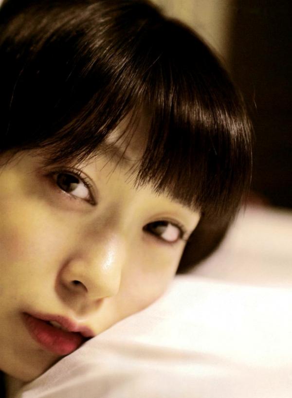    渡辺美优纪《みる神》写真集：清纯少女夏日泳池湿身、街头骑行与海边漫步，尽显元气治愈魅力，极具视觉美感的日系珍藏写真第111张图片