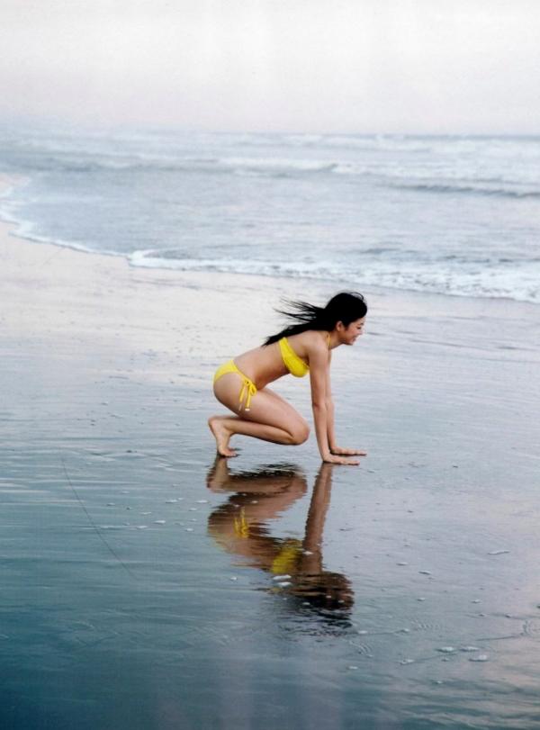    渡辺美优纪《みる神》写真集：清纯少女夏日泳池湿身、街头骑行与海边漫步，尽显元气治愈魅力，极具视觉美感的日系珍藏写真第115张图片
