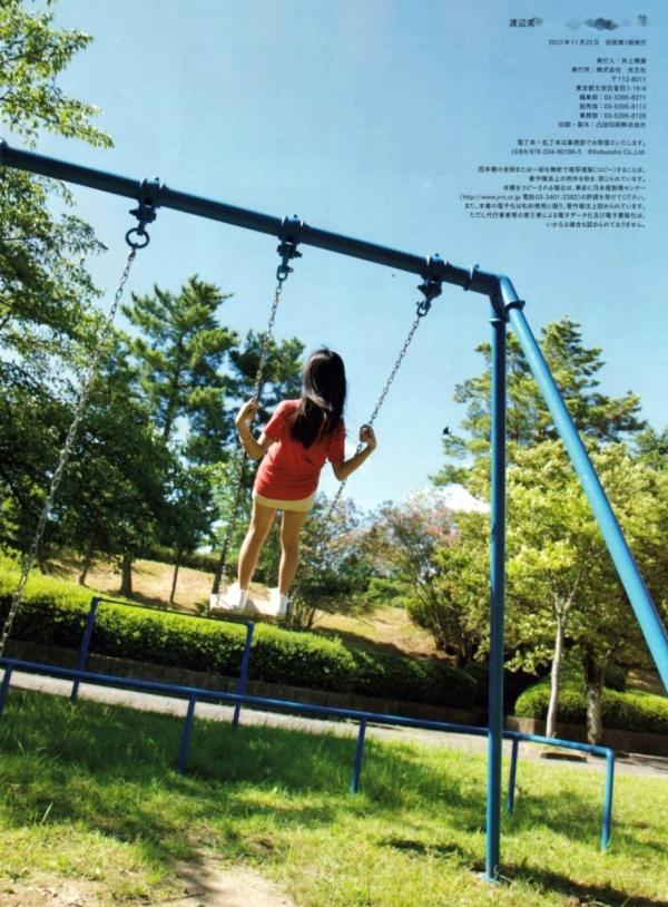    渡辺美优纪《みる神》写真集：清纯少女夏日泳池湿身、街头骑行与海边漫步，尽显元气治愈魅力，极具视觉美感的日系珍藏写真第116张图片