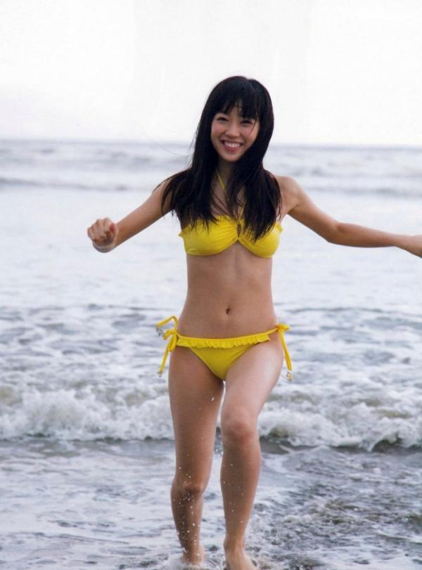    渡辺美优纪《みる神》写真集：清纯少女夏日泳池湿身、街头骑行与海边漫步，尽显元气治愈魅力，极具视觉美感的日系珍藏写真第121张图片