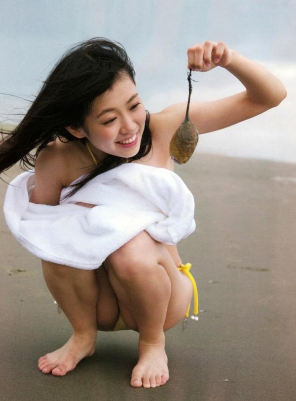    渡辺美优纪《みる神》写真集：清纯少女夏日泳池湿身、街头骑行与海边漫步，尽显元气治愈魅力，极具视觉美感的日系珍藏写真第122张图片