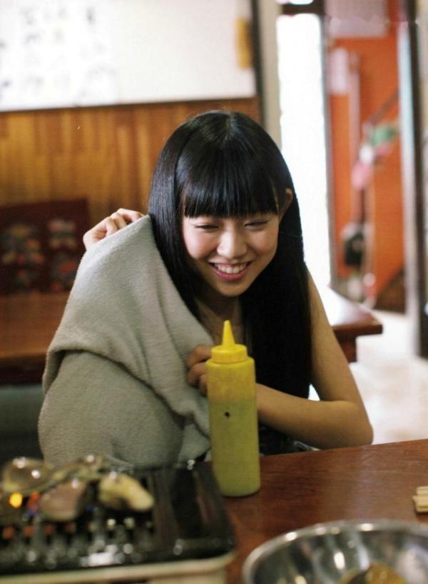    渡辺美优纪《みる神》写真集：清纯少女夏日泳池湿身、街头骑行与海边漫步，尽显元气治愈魅力，极具视觉美感的日系珍藏写真第124张图片