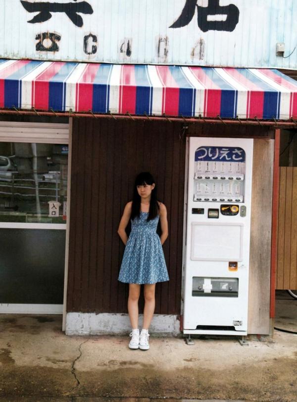    渡辺美优纪《みる神》写真集：清纯少女夏日泳池湿身、街头骑行与海边漫步，尽显元气治愈魅力，极具视觉美感的日系珍藏写真第126张图片