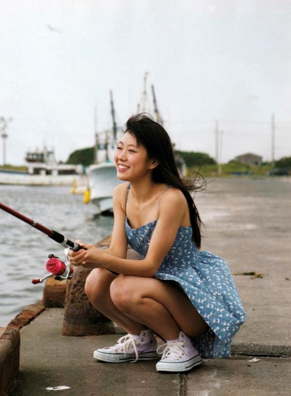    渡辺美优纪《みる神》写真集：清纯少女夏日泳池湿身、街头骑行与海边漫步，尽显元气治愈魅力，极具视觉美感的日系珍藏写真第127张图片