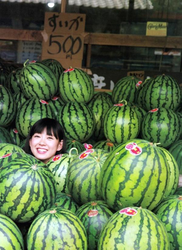    渡辺美优纪《みる神》写真集：清纯少女夏日泳池湿身、街头骑行与海边漫步，尽显元气治愈魅力，极具视觉美感的日系珍藏写真第128张图片