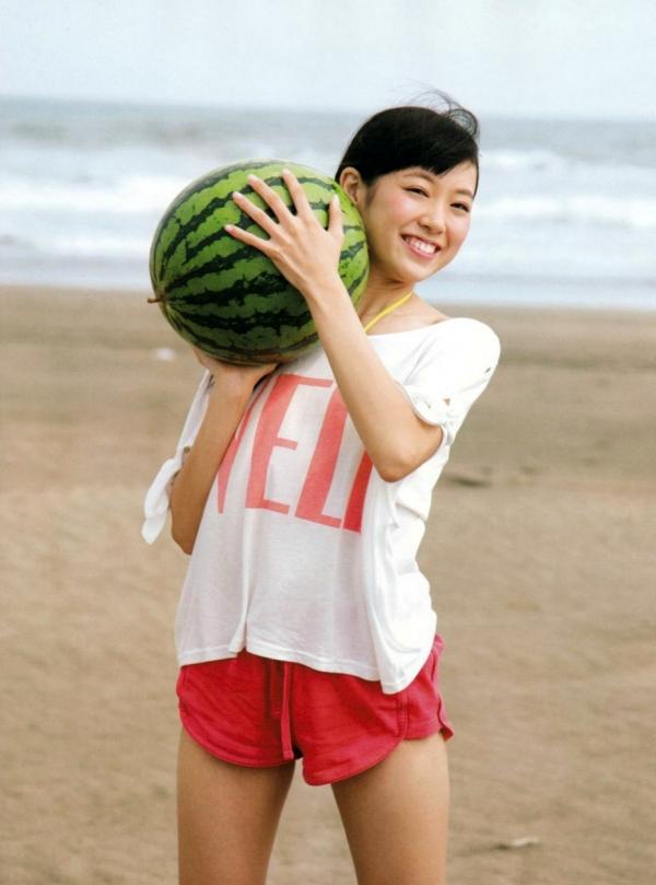    渡辺美优纪《みる神》写真集：清纯少女夏日泳池湿身、街头骑行与海边漫步，尽显元气治愈魅力，极具视觉美感的日系珍藏写真第129张图片