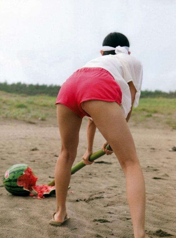    渡辺美优纪《みる神》写真集：清纯少女夏日泳池湿身、街头骑行与海边漫步，尽显元气治愈魅力，极具视觉美感的日系珍藏写真第130张图片